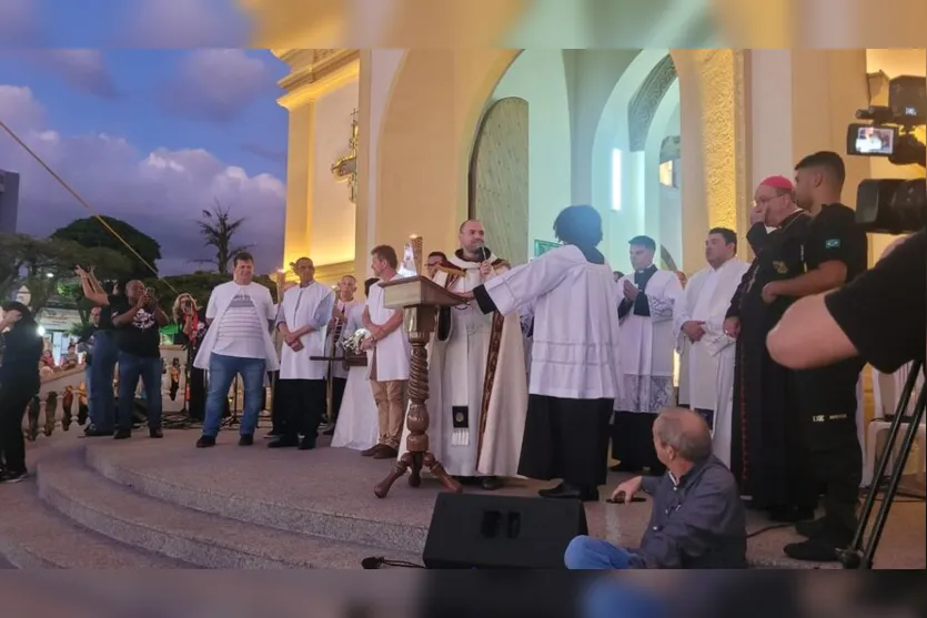 Missa com Frei Gilson reúne multidão em Apucarana; veja fotos