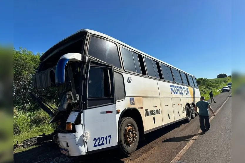 Motorista de ônibus morre após colidir na traseira de caminhão no PR