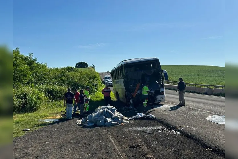 Motorista de ônibus morre após colidir na traseira de caminhão no PR