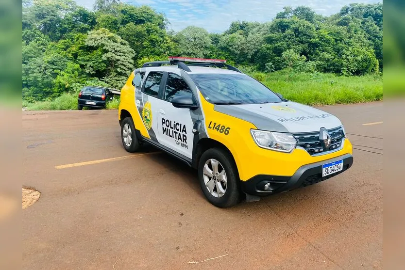 Motorista fica ferida ao perder controle de carro e bater em poste