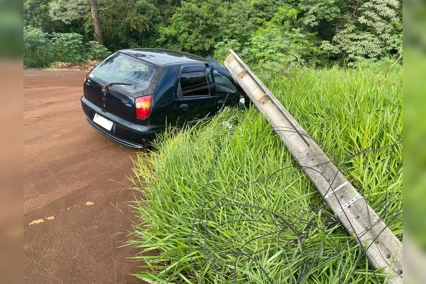 Motorista fica ferida ao perder controle de carro e bater em poste