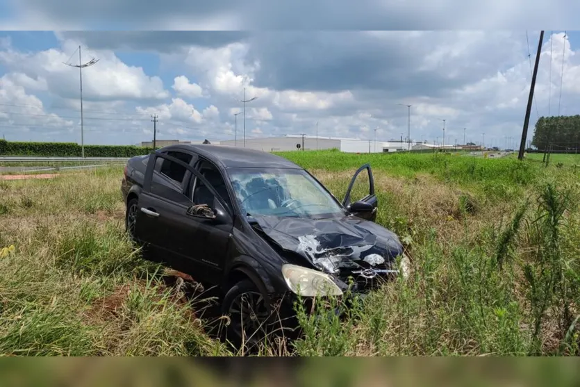 Motorista perde controle e colide contra poste na BR-369