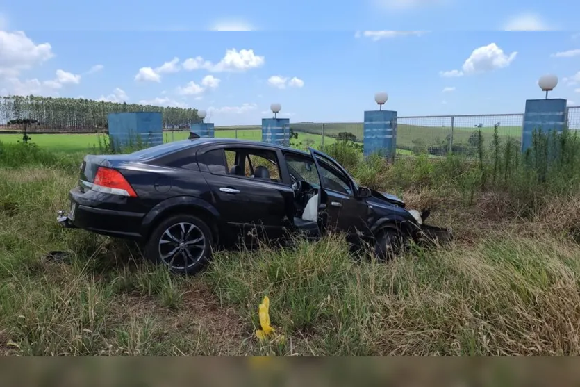 Motorista perde controle e colide contra poste na BR-369