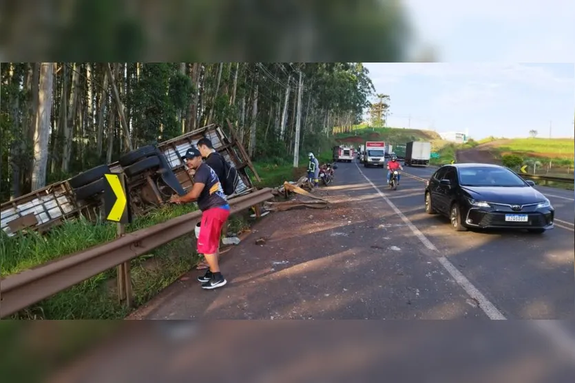  Motorista perdeu o controle sozinho e tombou na pista nesta terça-feira 