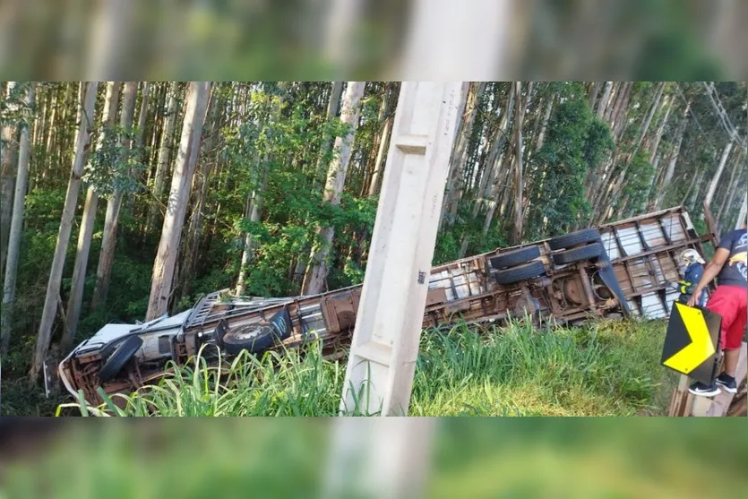  Motorista perdeu o controle sozinho e tombou na pista nesta terça-feira 