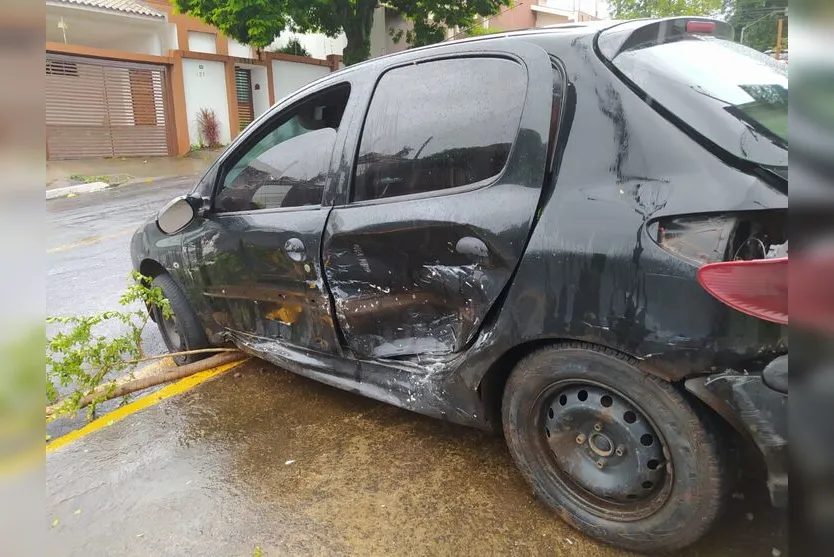 Mulher fica ferida após batida entre dois carros em Apucarana