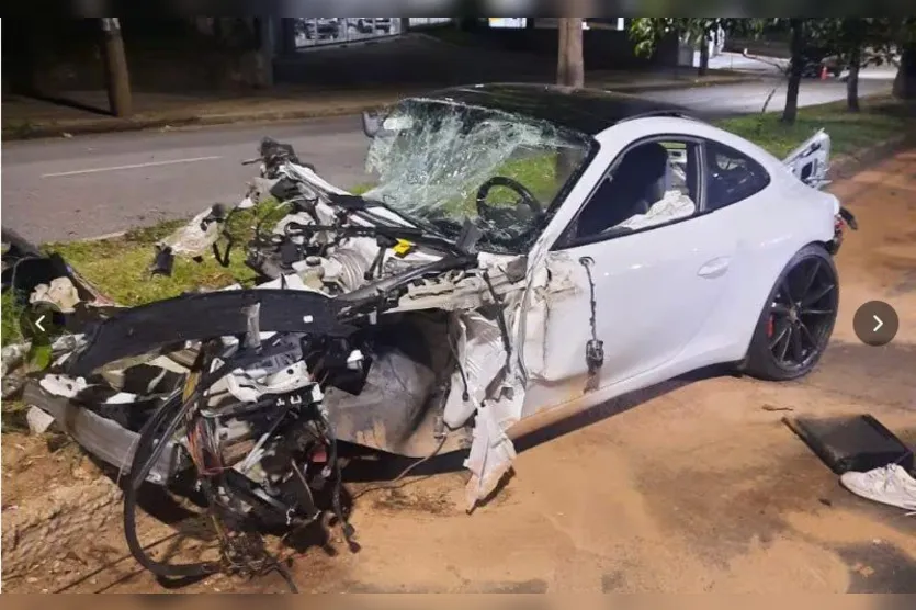  O automóvel ficou completamente destruído 