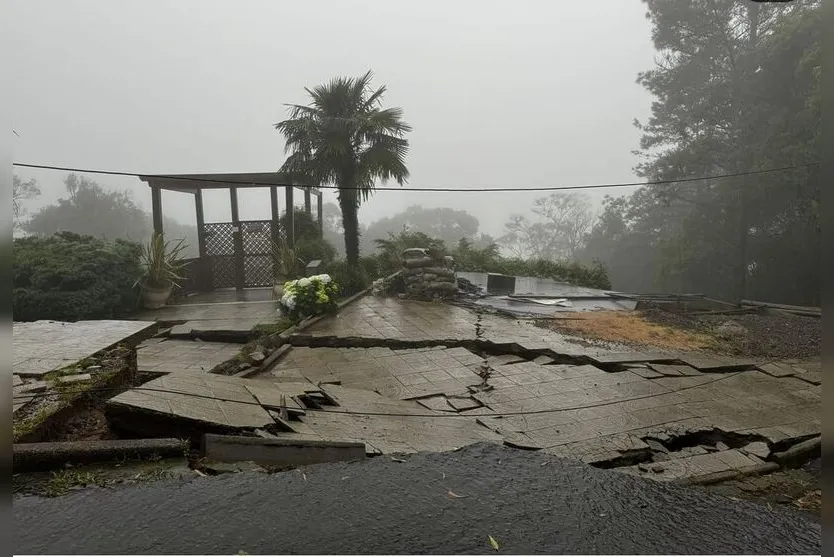 Prédio desaba em Gramado após rachaduras surgirem no solo; veja fotos