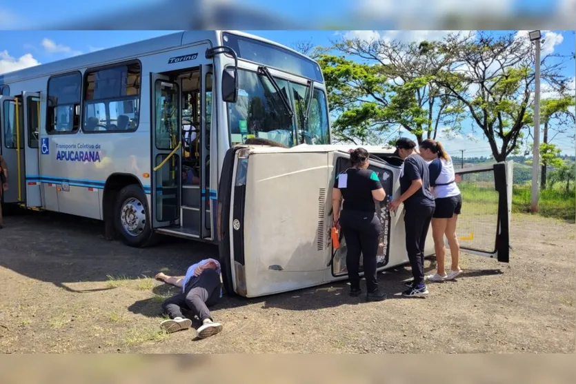 Simulação de acidente com múltiplas vítimas chama atenção em Apucarana