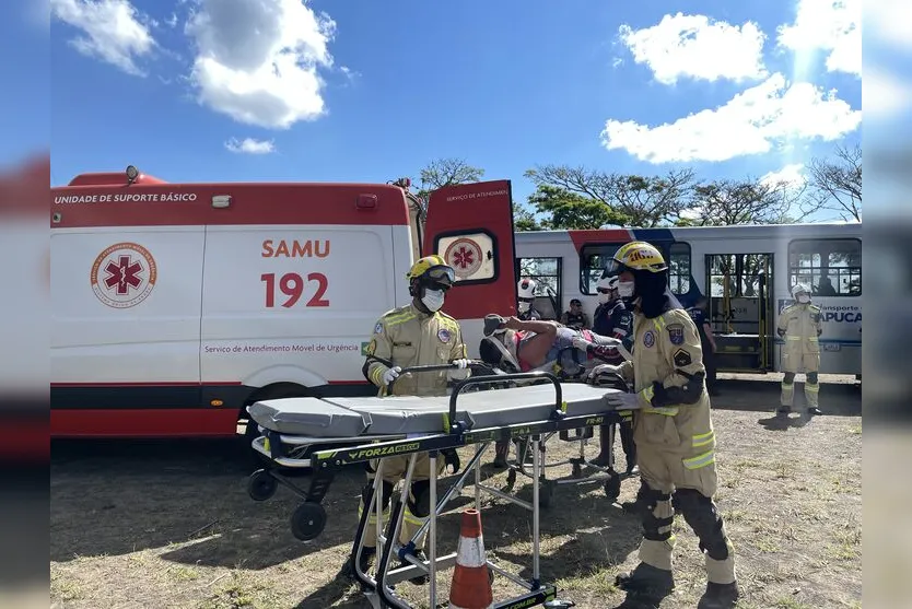 Simulação de acidente com múltiplas vítimas chama atenção em Apucarana