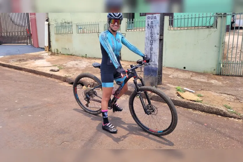  Tais Lima pedala periodicamente e defende melhor convívio entre carros e bicicletas. 