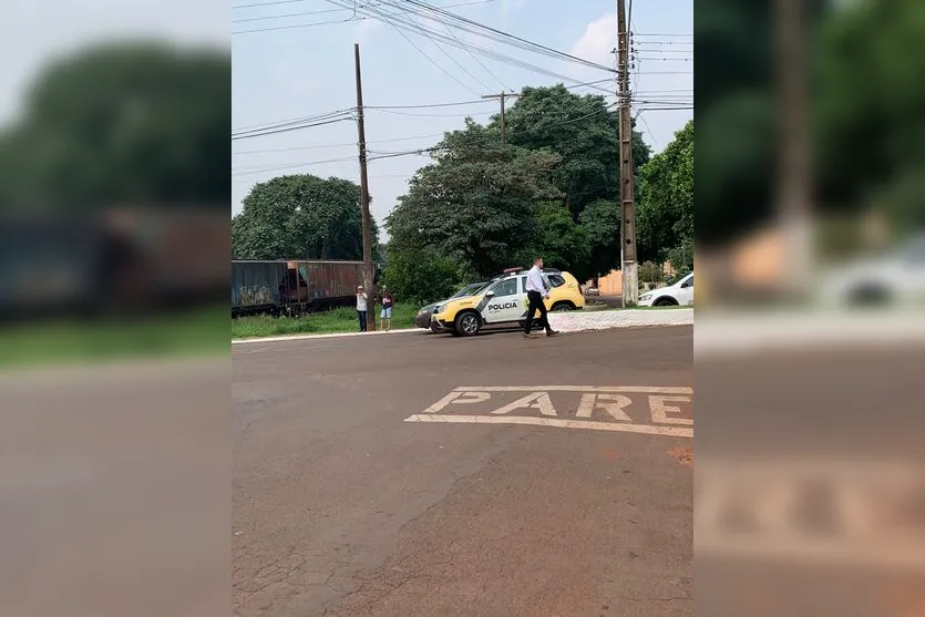 Trem atinge veículo que tentava passar por linha férrea em Cambira