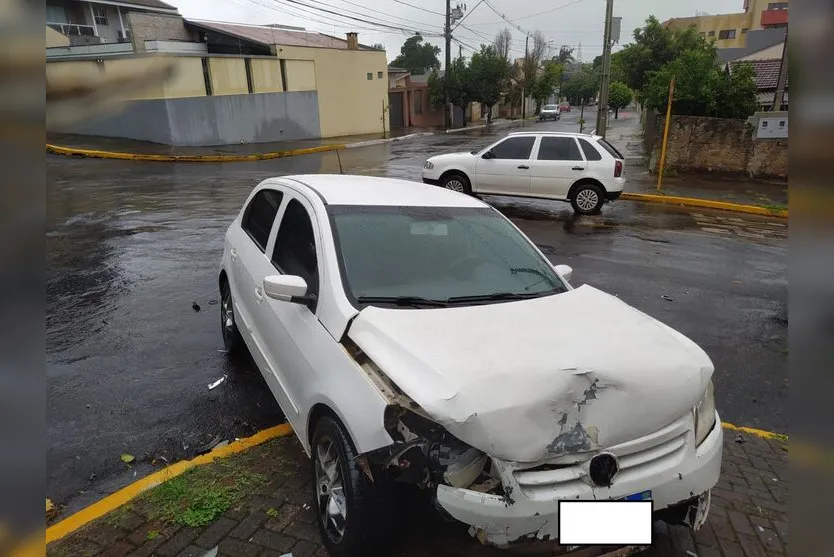  VW gol seguia pela preferencial quando o Peugeot cruzou e o atingiu 