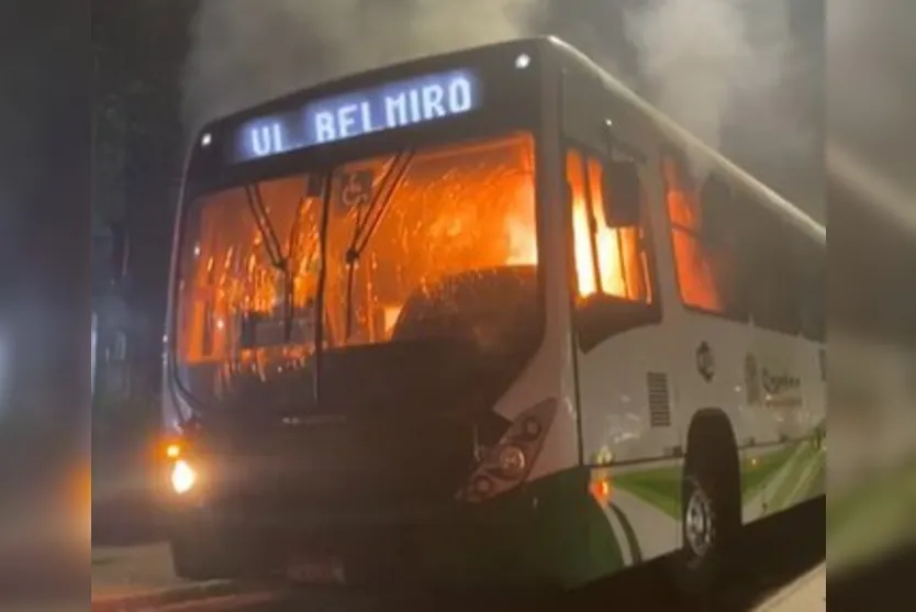  Vários veículos foram incendiados pela torcida 