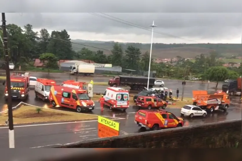 Vídeo: Acidente entre carro e caminhão deixa vítima em estado grave