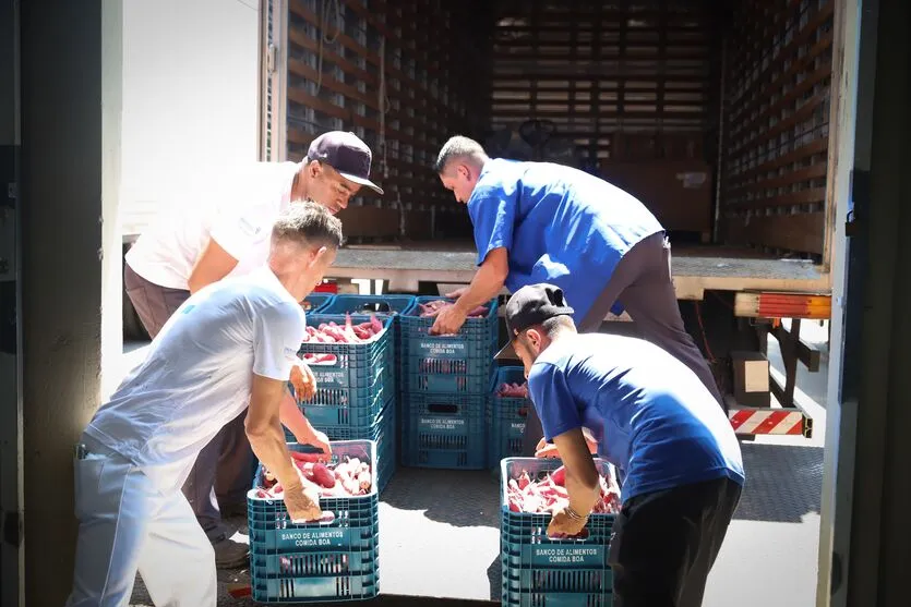  A Ceasa de Curitiba envia nesta quarta-feira (11) 12  toneladas de alimentos para Rio Negro e União da Vitória, cidades atingidas pelas chuvas e cheias nos rios no último final de semana.  Foto: Geraldo Bubniak/AEN 