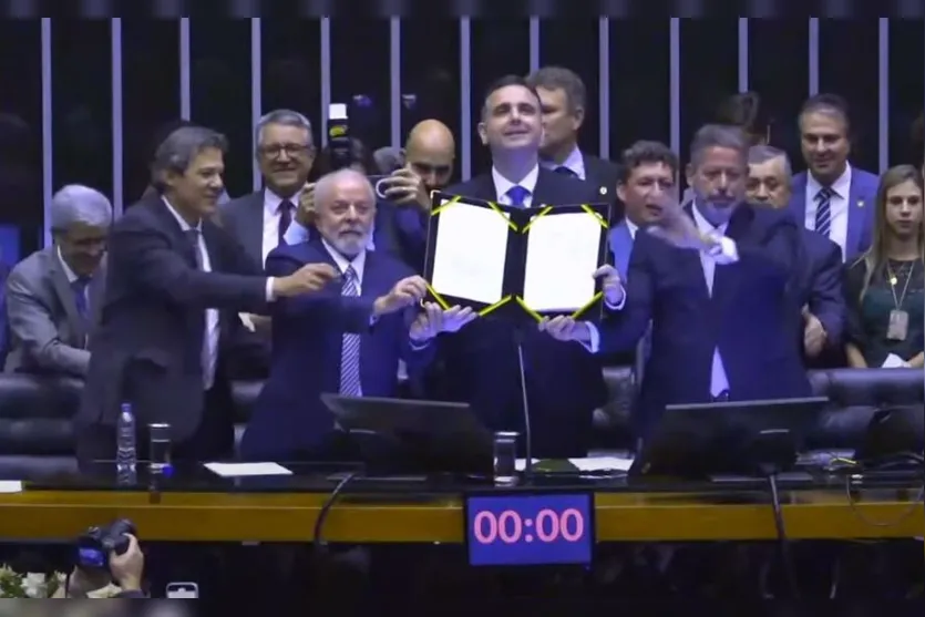  A cerimônia, realizada no Plenário da Câmara, tem a presença dos presidentes Luiz Inácio Lula da Silva, do Congresso Nacional, Rodrigo Pacheco; da Câmara dos Deputados, Arthur Lira; e do Supremo Tribunal Federal (STF), Luís Roberto Barroso 