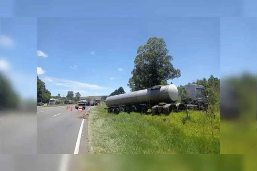  A colisão frontal envolveu uma carreta Mercedes Benz 