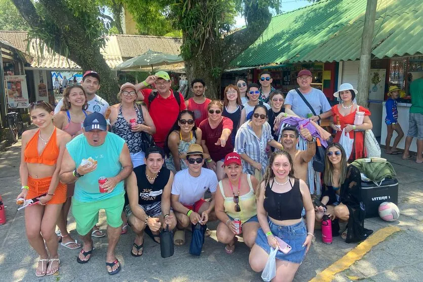  Além dos paranaenses, os argentinos e paraguaios têm curtido intensamente o lugar que encanta a todos que o visitam. A família de Miguel Peralta é de Assunção (Paraguai) e, segundo ele, a visita à Ilha do Mel foi “fabulosa”. 