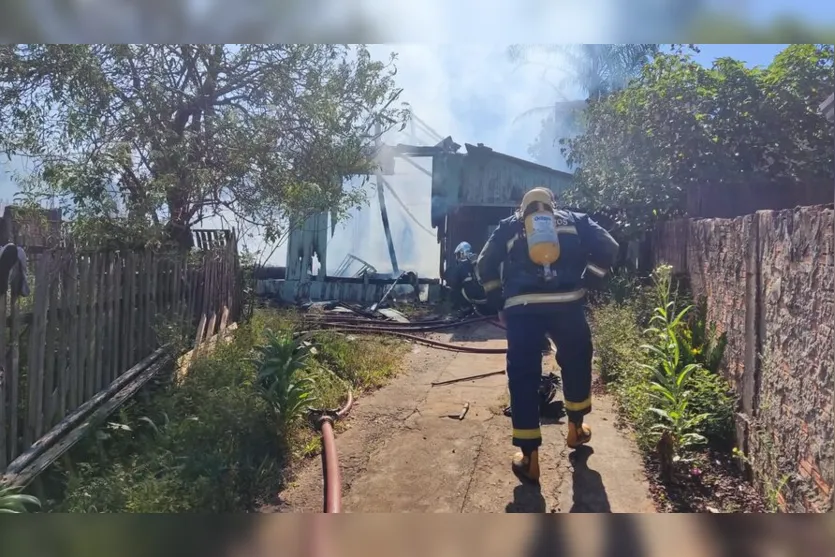  Bombeiros foram acionados para debelar as chamas 