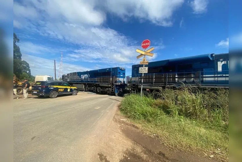 Caminhão é atingido e arrastado por trem no Paraná; veja vídeo