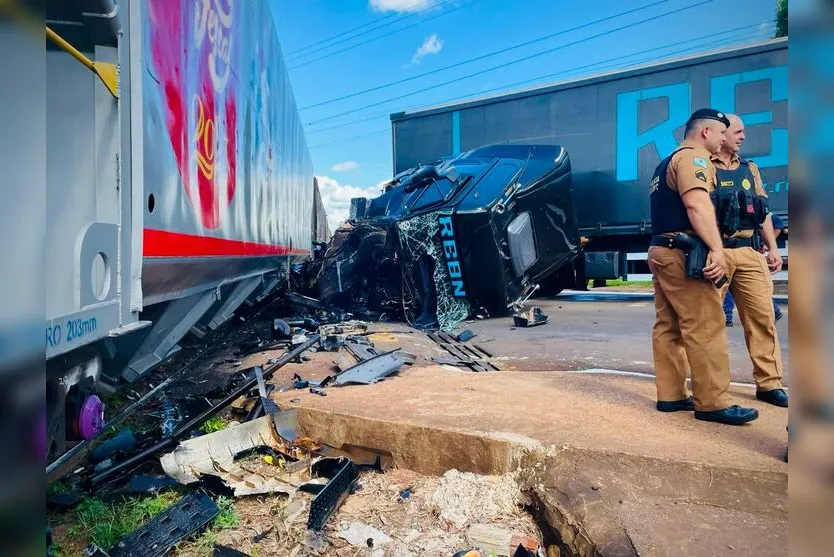  Carreta e trem colidiram em trecho da Avenida Paraná 