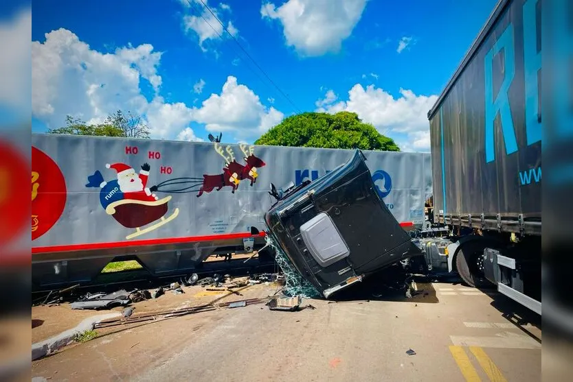  Carreta e trem colidiram em trecho da Avenida Paraná 