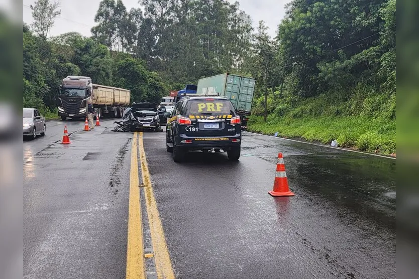  Carro invadiu contramão na curva e bateu contra caminhão 