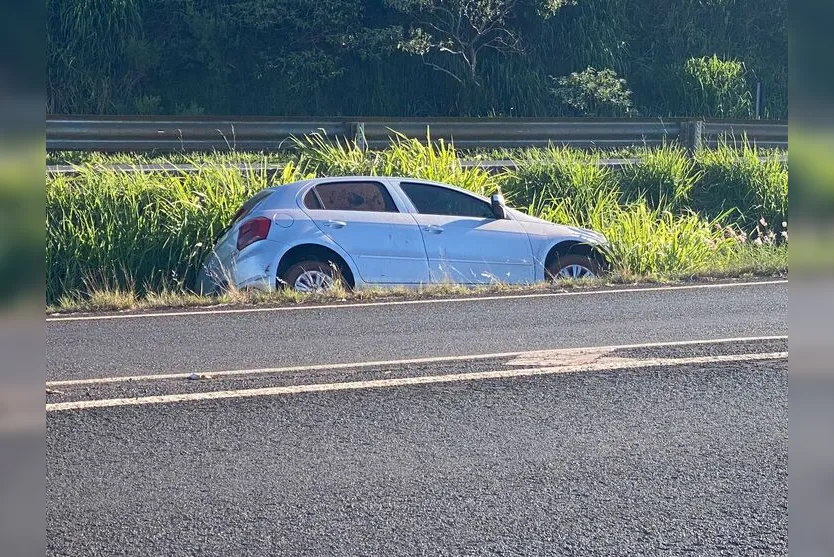  Carro permanecia no local até às 7h40 deste sábado (6) 