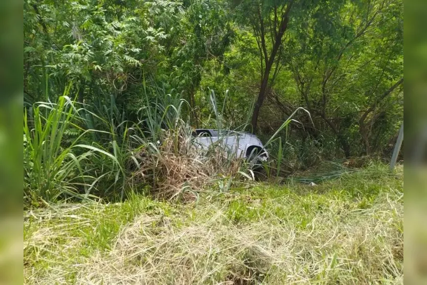 Carro sai da pista e capota após pneu estourar na BR-376 no Paraná