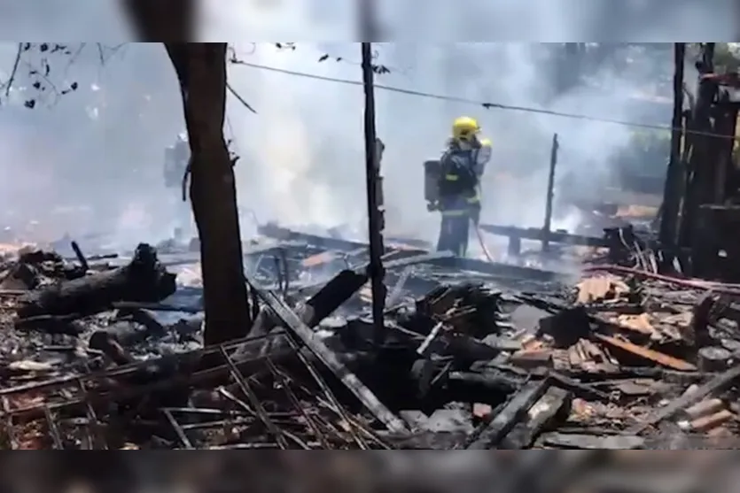 Casa é destruída por incêndio e suposta autora é espancada na rua