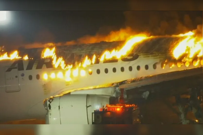 Colisão entre aviões deixa 5 mortos e 300 feridos no Japão
