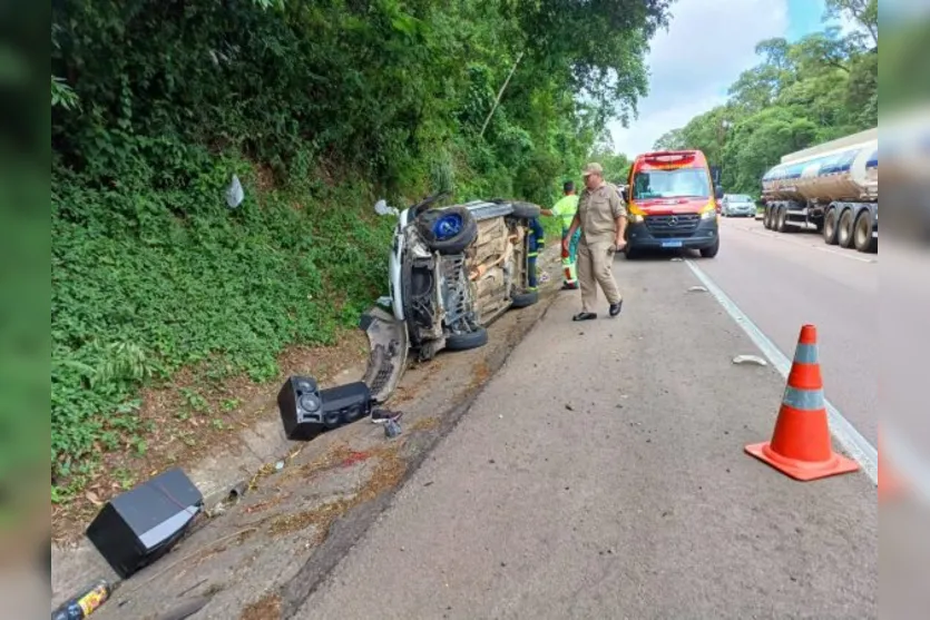 Condutora perde controle de carro, capota e piora trânsito no Paraná