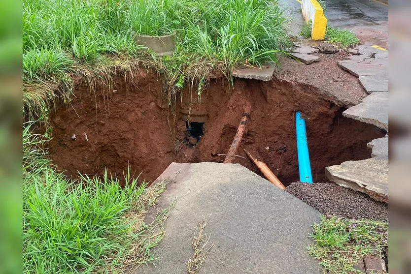  Enorme cratera abriu na Rua Umberto Contato 