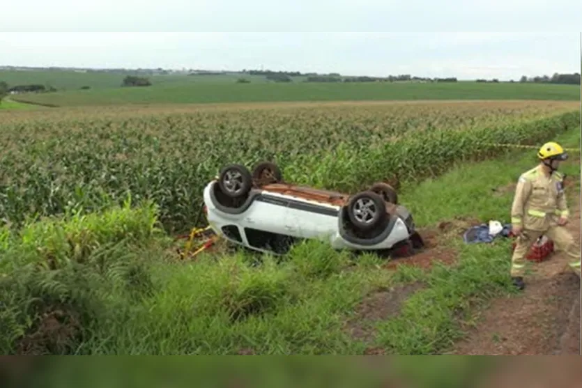 Idosa é ejetada de carro em acidente e veículo cai em cima dela no PR