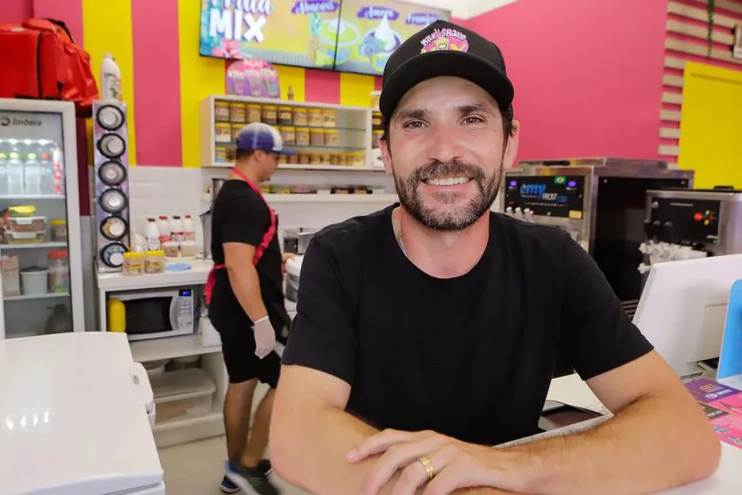  Matinhos, 17 de janeiro de 2024 - Comerciantes comemoram as vendas neste verão no litoral paranaense. Na foto Marcelo Felipe Ramos, proprietário da Milk Shake Mix. 