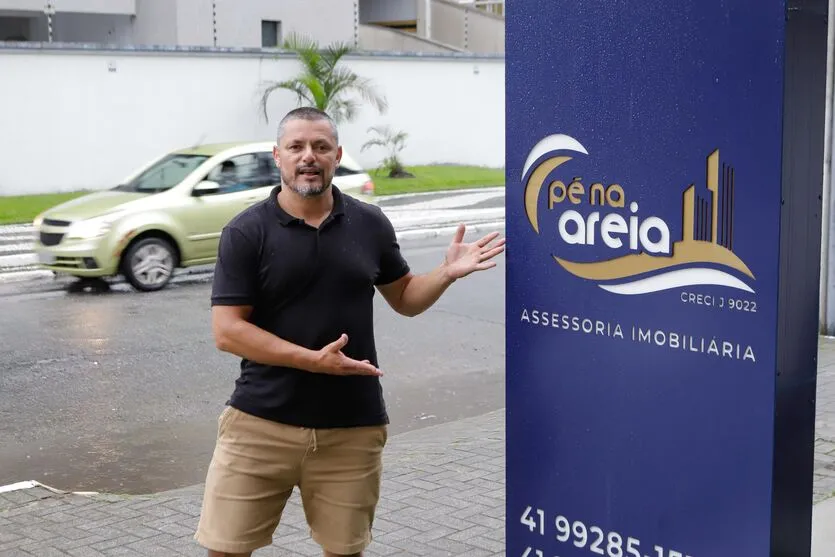  Matinhos, 17 de janeiro de 2024 - Comerciantes comemoram as vendas neste verão no litoral paranaense. Na foto Jefferson Adriano Serafim, sócio-proprietário da Pé na Areia Assessoria Imobiliária. 