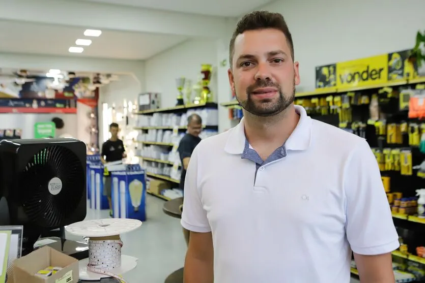  Matinhos, 17 de janeiro de 2024 - Comerciantes comemoram as vendas neste verão no litoral paranaense. Na foto Felipe Nascimento, presidente da Associação Comercial e Empresarial de Matinhos. 