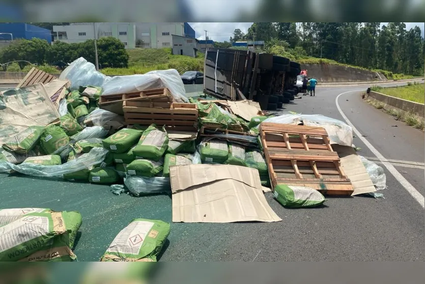 Motorista fica ferido em novo tombamento de carreta no Contorno Sul