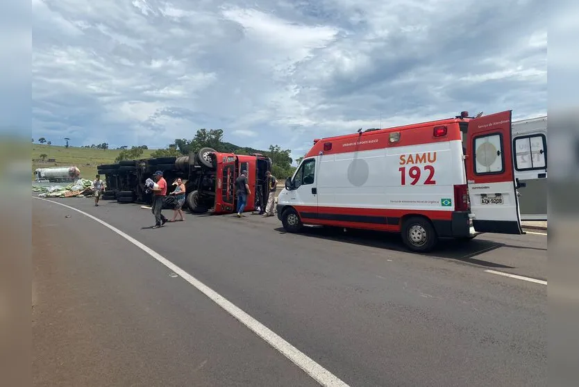 Motorista fica ferido em novo tombamento de carreta no Contorno Sul