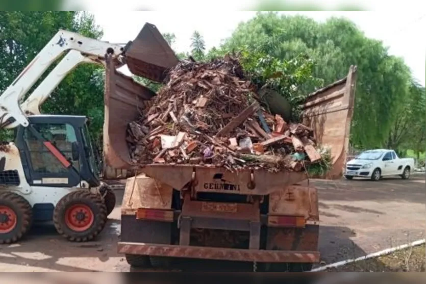  Mutirão retirou entulho dos quintais das casas 