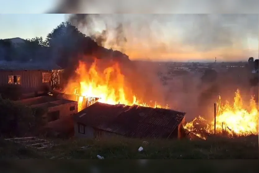  O incêndio foi registrado na madrugada desta sexta 