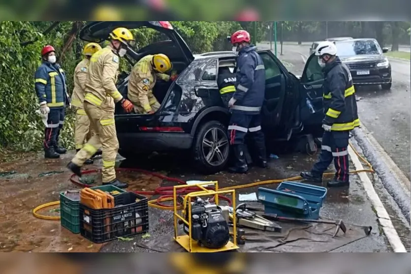  O jovem foi socorrido com fratura em uma das pernas 