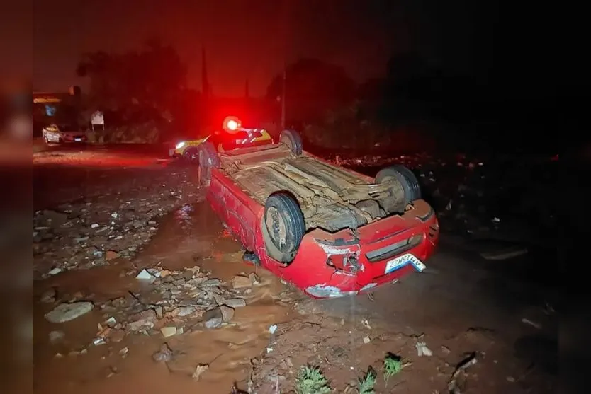 Pai e filho são arrastados por enxurrada em Sarandi; veja fotos