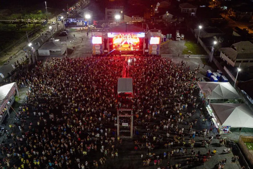  Pontal do Paraná, 12 de fevereiro de 2023 - A banda baiana Ara Ketu encerrou as atrações musicais do Verão Maior Paraná no litoral do estado. 