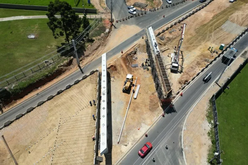  São 14 peças, que pesam 45 toneladas cada uma, tendo 30 metros de comprimento 