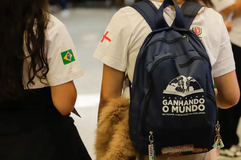  São José dos Pinhais, 12 de janeiro de 2024 - Alguns etudantes da rede estadual de ensino selecionados para o programa Ganhando o Mundo embarcam no Aeroporto Afonso Pena rumo a Inglaterra. 