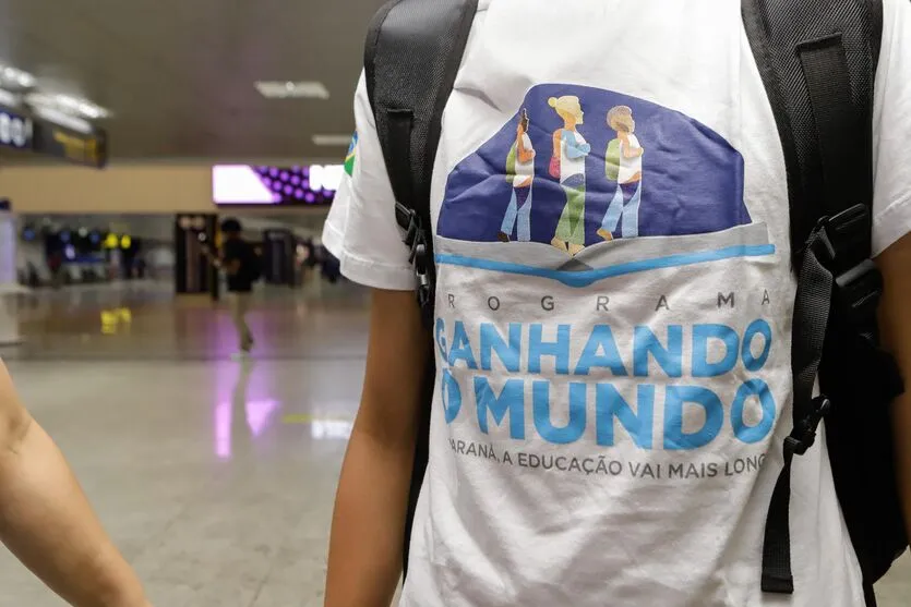  São José dos Pinhais, 12 de janeiro de 2024 - Alguns etudantes da rede estadual de ensino selecionados para o programa Ganhando o Mundo embarcam no Aeroporto Afonso Pena rumo a Inglaterra. 