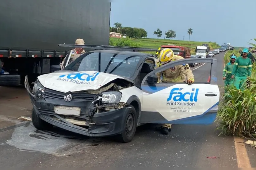 Três ficam feridos em novo acidente na BR-376 na Vila Reis