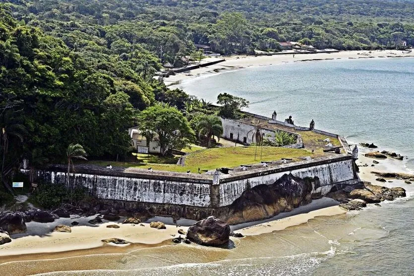 Turismo longe do mar: trilhas, montanhas e cachoeiras são opções do PR